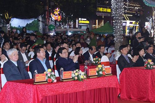 Thủ tướng Phạm Minh Chính cùng nhân dân tỉnh Cao Bằng đón năm mới 2024
