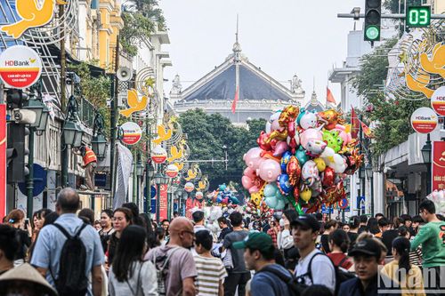 Phố đi bộ hồ Gươm đông đúc ngày cuối kỳ nghỉ Tết Dương lịch 2024