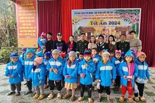 Tặng hàng trăm suất quà hỗ trợ đồng bào nghèo biên giới