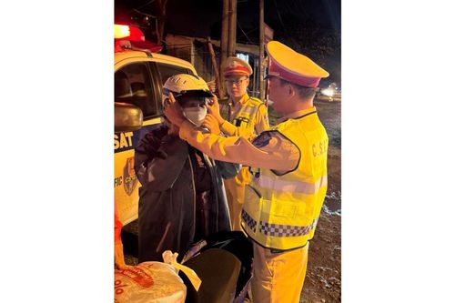 Lực lượng Công an TP Đà Nẵng hỗ trợ người dân về quê nghỉ Tết Dương lịch