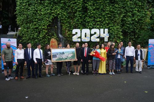 Di tích quốc gia đặc biệt Danh thắng Ngũ Hành Sơn đón đoàn khách đến tham quan đầu năm mới 2024