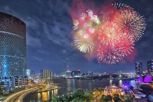 Pháo hoa rợp trời, TPHCM hân hoan chào năm mới 2024