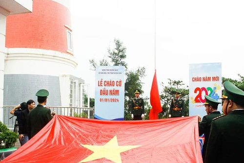Nghiêm trang lễ chào cờ đầu năm mới tại đất mũi Ba Làng An, Quảng Ngãi