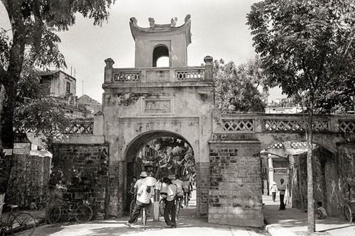 Bồi hồi ngắm Hà Nội những năm 1980 trong bộ ảnh 'quý như vàng'