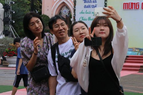 Nườm nượp khách quốc tế đến Đà Nẵng trong ngày đầu năm mới 2024