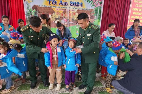 Hàng trăm suất quà hỗ trợ đồng bào nghèo nơi biên giới nhân dịp đầu năm mới
