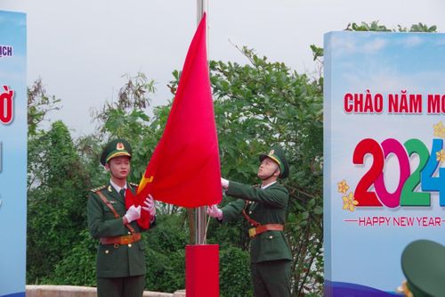 Quảng Ngãi: Thiêng liêng Lễ chào cờ đầu năm mới trên mũi Ba Làng An