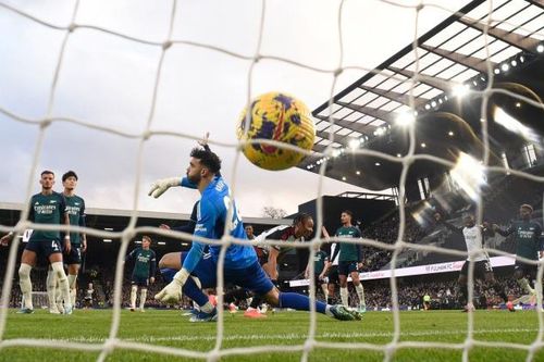 Thua Fulham, Arsenal hụt hơi trong cuộc đua vô địch Ngoại hạng Anh