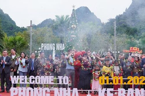 Quảng Bình: Đón đoàn khách du lịch 'xông đất' ngày đầu năm mới