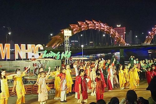 Người dân cả nước tưng bừng chào đón 2024