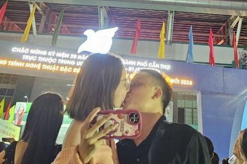 Bạn trẻ trao nhau nụ hôn mừng năm mới 2024