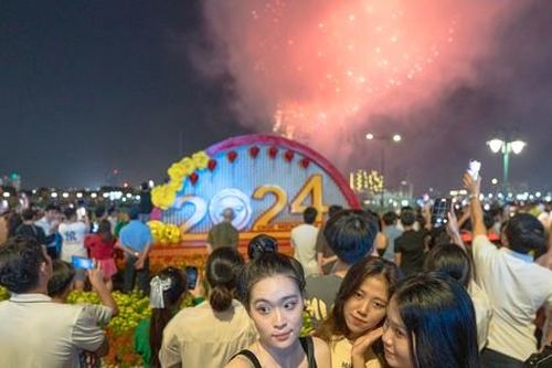 Chiêm ngưỡng pháo hoa thắp sáng bầu trời TPHCM chào năm mới 2024