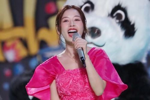 Chi Pu song ca cùng Huỳnh Hiểu Minh