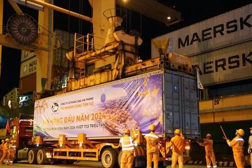 Lô hàng đầu tiên qua cảng Hải Phòng đêm giao thừa