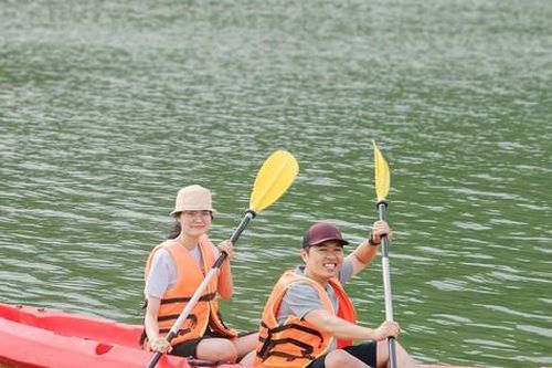 Du khách chèo kayak, đạp vịt, đốt lửa trại dịp nghỉ Tết