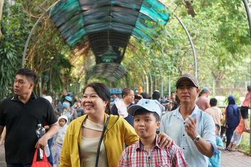 Hàng nghìn người đổ về Thảo Cầm Viên dịp Tết Dương lịch
