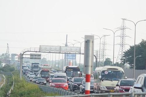 Ô tô ùn dài hàng cây số ở lối ra cao tốc Pháp Vân - Cầu Giẽ ngày cuối nghỉ lễ