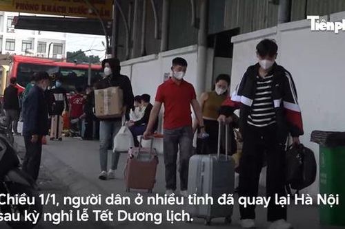 Tay xách nách mang, người dân quay lại Thủ đô sau kỳ nghỉ Tết dương lịch