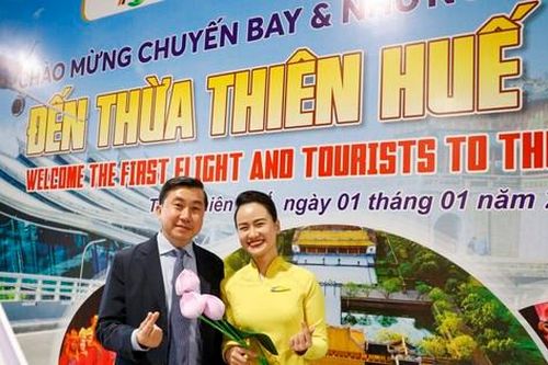 Đón du khách đầu tiên đến Huế, Bình Định năm 2024 bằng đường hàng không