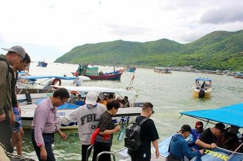 Du lịch biển đảo Nha Trang hút khách ngày đầu năm mới, khách Trung Quốc 'xông đất' xứ Lạng