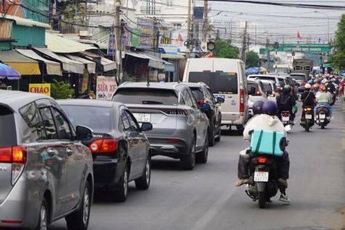 Người dân mướt mồ hôi về TPHCM sau kỳ nghỉ Tết
