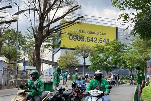 Xe dù giả dạng xe công nghệ 'chặt chém' khách ở sân bay Tân Sơn Nhất