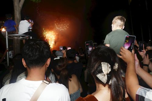 Người dân TP.HCM mãn nhãn với màn pháo hoa chào mừng năm mới