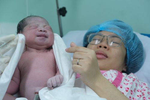 TP.HCM chào đón nhiều công dân 'nhí' trong ngày đầu năm mới