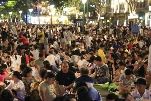 Trung tâm TP.HCM ngập rác sau màn bắn pháo hoa giao thừa