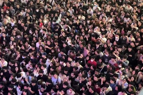 Biển người chen chân háo hức chờ đón giao thừa ở Hà Nội