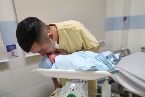 Những em bé chào đời vào khoảnh khắc đầu tiên của năm 2024