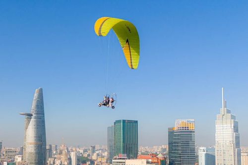 Chi 3 triệu đồng bay dù lượn động cơ, lơ lửng ngắm TP.HCM ngày đầu năm