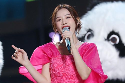 Chi Pu gây sốt khi song ca cùng Huỳnh Hiểu Minh chào năm mới