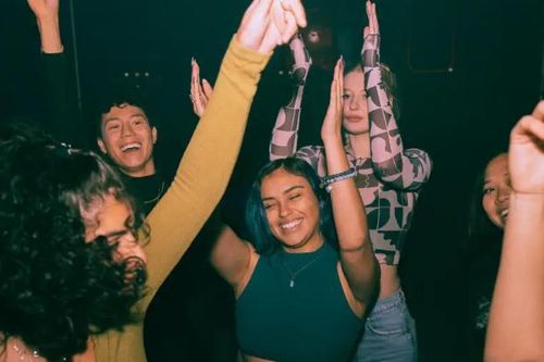 Lý do nhiều Gen Z không biết cách tận hưởng niềm vui, ít có bạn bè