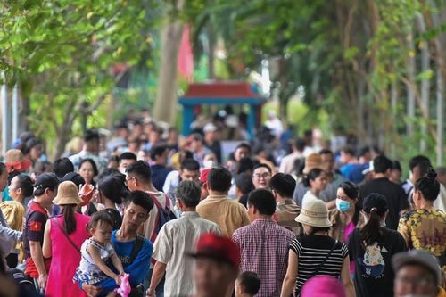 Khách 'Tây-Ta' ùn ùn đổ về Thảo Cầm Viên vui chơi ngày đầu năm mới