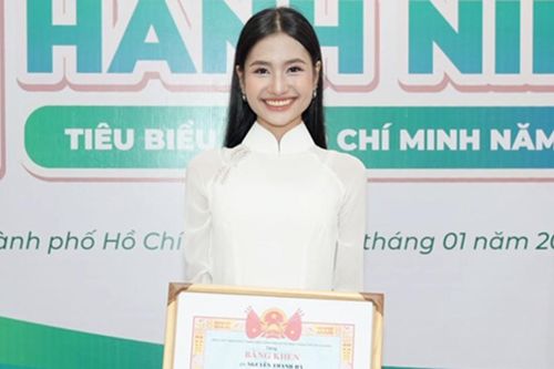 Hoa hậu Nguyễn Thanh Hà nhận bằng khen Thanh niên tiêu biểu TP.HCM 2023