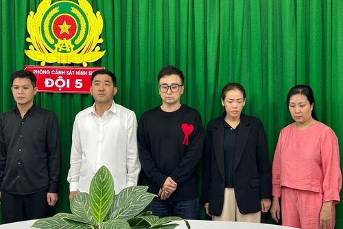 Nhà hàng Joy có 180 tiếp viên nữ sẵn sàng phục vụ khách từ A đến Z
