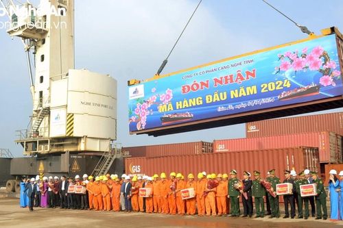 Chuyến tàu trọng tải hơn 6.000 tấn hàng cập Cảng Cửa Lò ngày đầu năm mới 2024