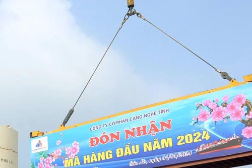 Cảng Cửa Lò đón chuyến tàu trọng tải hơn 6.000 tấn ngày đầu năm 2024