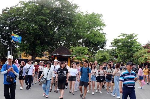 Quảng Nam: Hàng vạn du khách tham quan phố cổ Hội An dịp Tết Dương lịch 2024