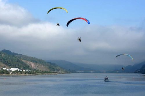 Điện Biên: Rộn ràng hội đua thuyền và giải dù lượn tại thị xã Mường Lay