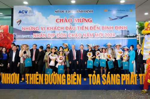 Hàng không đón những vị khách đầu tiên năm 2024 từ khắp mọi miền