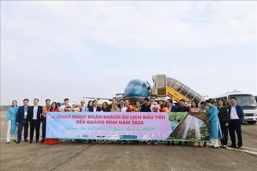 Đón chào đoàn khách du lịch đầu tiên của năm mới đến Quảng Bình