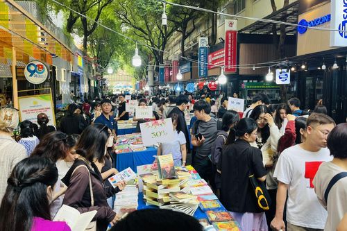 Các điểm vui chơi, trung tâm thương mại đông đúc trong ngày cuối kỳ nghỉ Tết Dương lịch 2024
