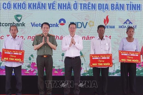 Niềm vui của hộ nghèo nhận nhà ngày đầu năm mới
