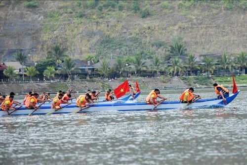 Rộn ràng Lễ hội đua thuyền đuôi Én tại thị xã Mường Lay