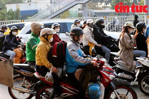 Người dân trở về Thủ đô sau kỳ nghỉ Tết Dương lịch, cửa ngõ vào thành phố nhộn nhịp trở lại