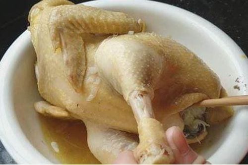 Khi hấp gà nên cho thêm một loại quả khác vào cho thơm và ngon, người lớn trẻ nhỏ đều háo hức ăn