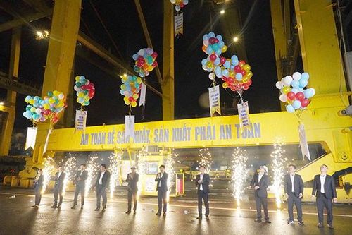 Chuyến tàu hàng đầu tiên cập Cảng Đà Nẵng lúc 0h ngày 1/1