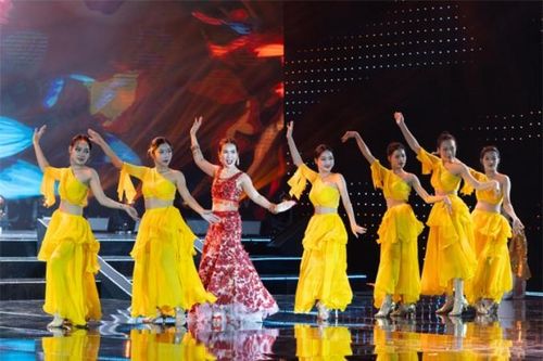 Mỹ Linh, Võ Hạ Trâm và dàn 'chị đẹp' cùng khán giả VTV chào năm mới 2024